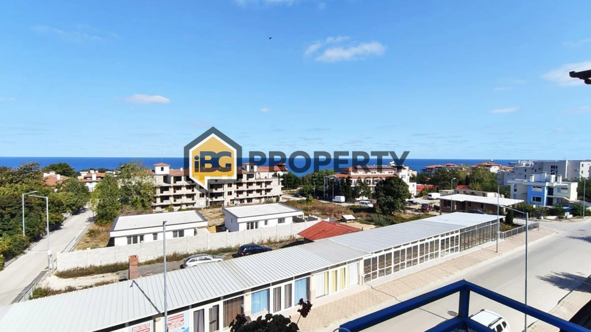 Студия с видом на город и море